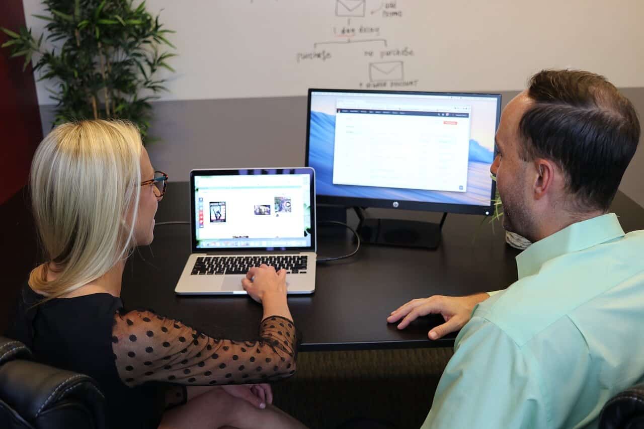 ישיבה אל מול מחשב בחברת פרסום דיגיטלית ג'נסיס - יתרונות של סוכנות פרסום דיגיטלית